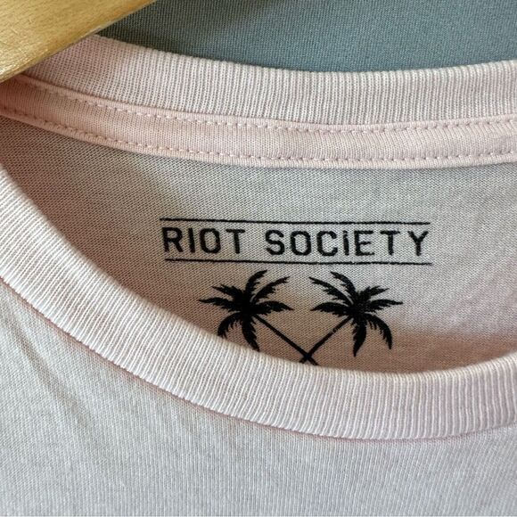5 for $45 NWT Riot Society Tshirt Shirt Man Size M Pink - Picture 5 of 8